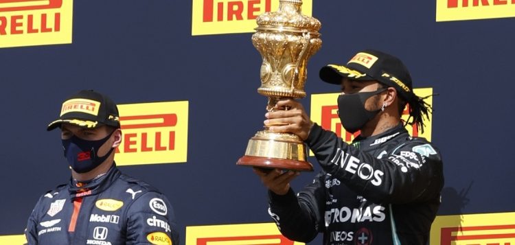 HAMILTON GANA, CON UN NEUMÁTICO PINCHADO, POR SÉPTIMA VEZ EN SILVERSTONE