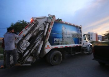VIGILA AYUNTAMIENTO, VÍA SIRESOL, LA RECOLECCIÓN DE BASURA EN LA SUPERMANZANA 220 DE CANCÚN