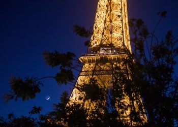 LA TORRE EIFFEL APAGA SUS LUCES EN SOLIDARIDAD CON VÍCTIMAS DE BEIRUT