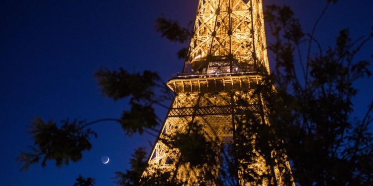 LA TORRE EIFFEL APAGA SUS LUCES EN SOLIDARIDAD CON VÍCTIMAS DE BEIRUT