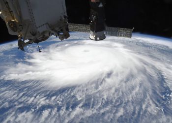 LAURA ENTRA EN EU CONVERTIDO EN UN PODEROSO HURACÁN