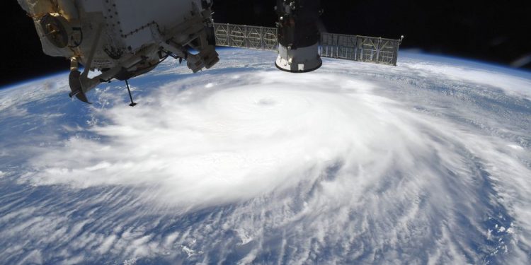 LAURA ENTRA EN EU CONVERTIDO EN UN PODEROSO HURACÁN