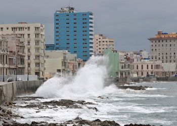 LAURA SE CONVIERTE EN HURACÁN CATEGORÍA 1 EN EL GOLFO DE MÉXICO