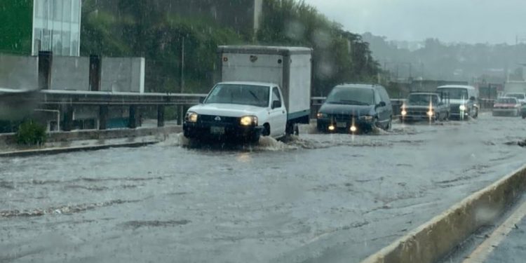 LLUVIAS Y VIENTOS CAUSAN SEVERAS AFECTACIONES EN XALAPA, VERACRUZ Y COMITÁN, CHIAPAS