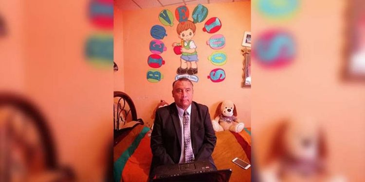 MAESTRO DA CLASES SIN SILLA NI ESCRITORIO Y SE VUELVE VIRAL