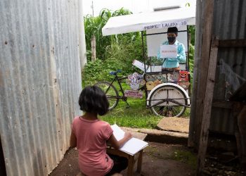 MAESTRO RURAL CONVIERTE SU BICI EN ESCUELITA MÓVIL PARA DAR CLASES DURANTE LA PANDEMIA