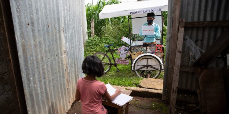 MAESTRO RURAL CONVIERTE SU BICI EN ESCUELITA MÓVIL PARA DAR CLASES DURANTE LA PANDEMIA