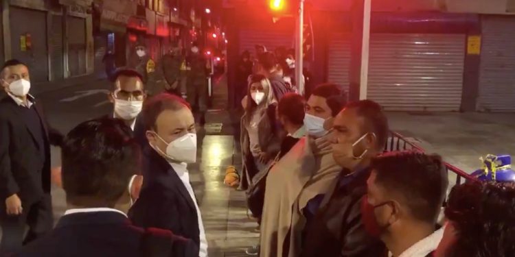 MAESTROS BLOQUEAN ACCESOS A PALACIO NACIONAL