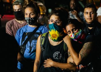 MANIFESTANTES HOMENAJEAN A VÍCTIMAS DE LA VIOLENCIA EN WISCONSIN