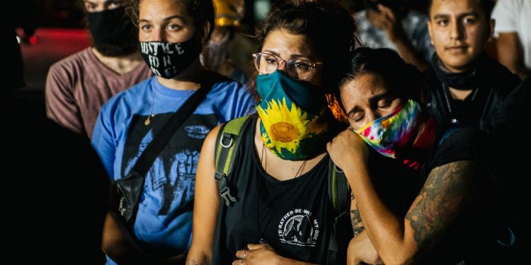 MANIFESTANTES HOMENAJEAN A VÍCTIMAS DE LA VIOLENCIA EN WISCONSIN