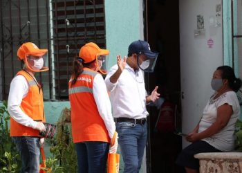 MAURICIO VILA VISITA LAS PUERTAS DE LOS HOGARES DE LOS YUCATECOS PARA PROMOVER LA PREVENCIÓN ANTE EL CORONAVIRUS