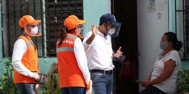 MAURICIO VILA VISITA LAS PUERTAS DE LOS HOGARES DE LOS YUCATECOS PARA PROMOVER LA PREVENCIÓN ANTE EL CORONAVIRUS
