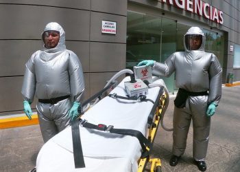 MEXICANOS CREAN TRAJE INFLABLE PARA QUE MÉDICOS ATIENDAN A PACIENTES CON COVID-19