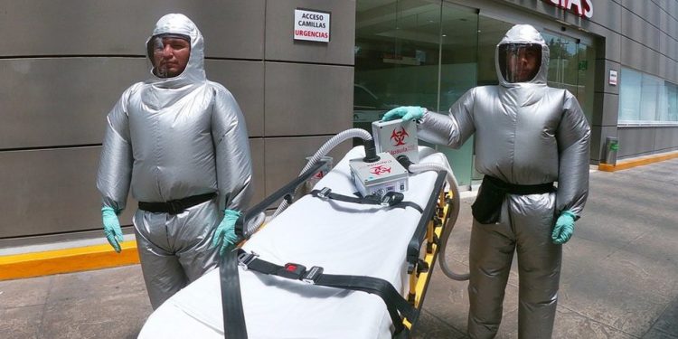 MEXICANOS CREAN TRAJE INFLABLE PARA QUE MÉDICOS ATIENDAN A PACIENTES CON COVID-19