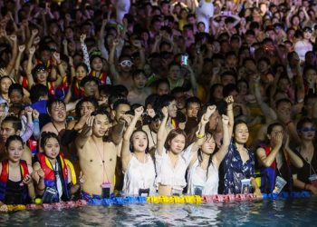 MILES ASISTEN A MACROFIESTA TECNO EN WUHAN, DONDE INICIÓ LA PANDEMIA
