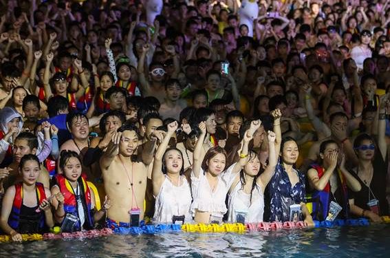 MILES ASISTEN A MACROFIESTA TECNO EN WUHAN, DONDE INICIÓ LA PANDEMIA