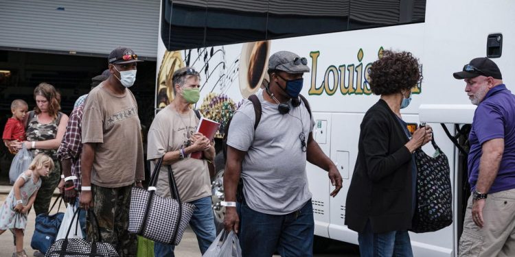 MILES EVACUAN EN EU ANTE EL «CATASTRÓFICO» IMPACTO DEL HURACÁN «LAURA»