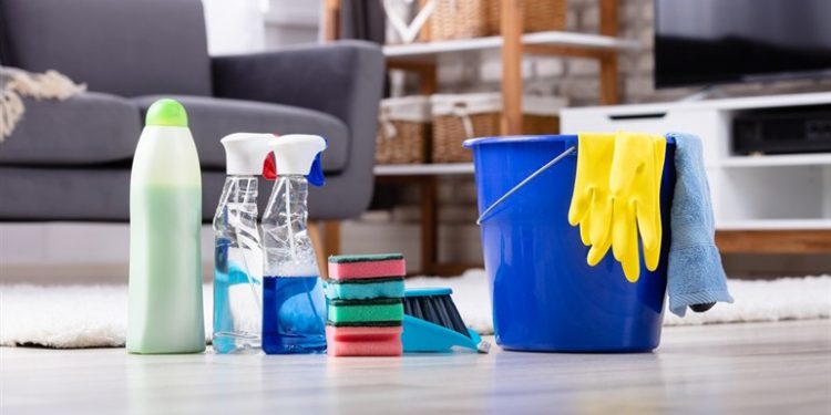 MUJER FALLECE TRAS COMBINAR DOS PRODUCTOS DE LIMPIEZA PARA LIMPIAR SU BAÑO