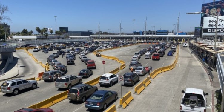 MÉXICO PLANTEA A EU MANTENER RESTRICCIONES EN LA FRONTERA UN MES MÁS