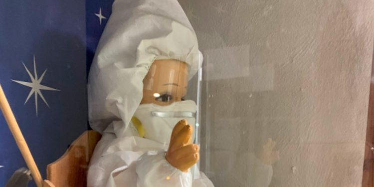 NIÑO DIOS VESTIDO PARA CUIDARSE DEL COVID-19 SE VIRALIZA EN REDES SOCIALES