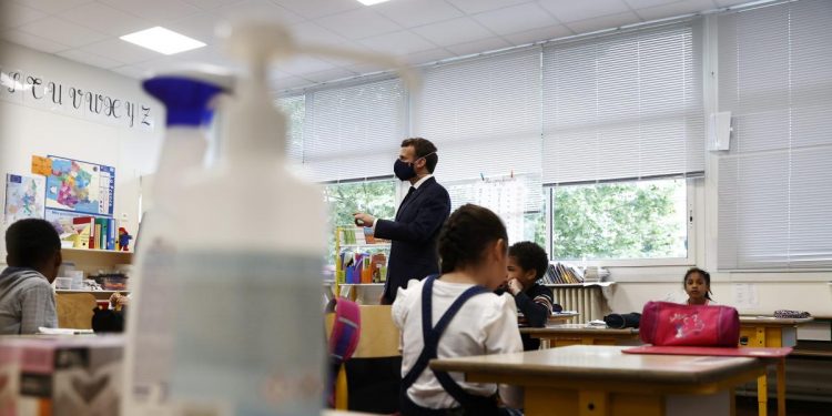 NIÑOS MAYORES DE 11 AÑOS DEBERÁN USAR MASCARILLA EN ESCUELAS EN FRANCIA