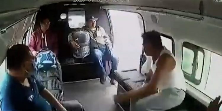PASAJEROS EN COMBI GOLPEAN A HOMBRE TRAS FALLAR EN ASALTO