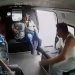 PASAJEROS EN COMBI GOLPEAN A HOMBRE TRAS FALLAR EN ASALTO
