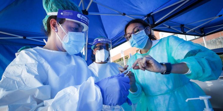 PAÍSES FALLARON AL NO INVERTIR MÁS EN PRUEBAS Y RASTREO: OMS