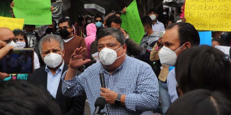 PROTESTAN CONTRA LEY QUE IMPIDE VENTA DE COMIDA «CHATARRA» EN OAXACA
