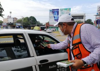 REPARTEN CUBREBOCAS EN CRUCERO DE LA FUENTE DEL CHORRO, ¡SE ACABAN EN MENOS DE UNA HORA!