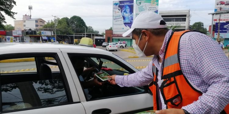 REPARTEN CUBREBOCAS EN CRUCERO DE LA FUENTE DEL CHORRO, ¡SE ACABAN EN MENOS DE UNA HORA!