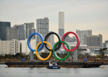 RETIRAN LOS ANILLOS OLÍMPICOS DE LA BAHÍA DE TOKIO