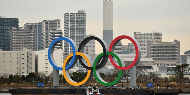 RETIRAN LOS ANILLOS OLÍMPICOS DE LA BAHÍA DE TOKIO