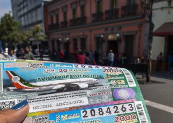 SENADORES DE MORENA COMPRAN CACHITOS PARA LA RIFA DEL VALOR AVIÓN PRESIDENCIAL