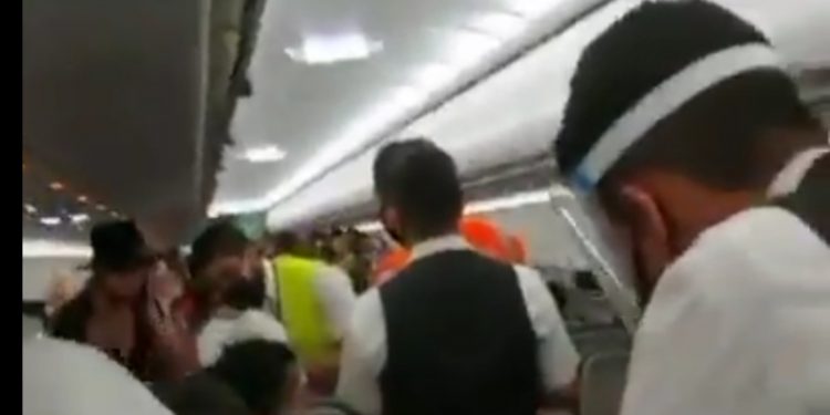 ‘BAUTIZAN’ A IMPERTINENTE MUJER DE AVIÓN COMERCIAL COMO LA #LADYCOVIDCANCÚN