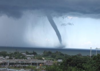 TROMBA MARINA SE CONVIERTE EN TORNADO Y CAUSA DESTROZOS EN FLORIDA