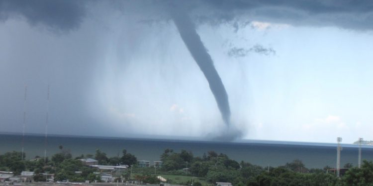 TROMBA MARINA SE CONVIERTE EN TORNADO Y CAUSA DESTROZOS EN FLORIDA
