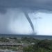 TROMBA MARINA SE CONVIERTE EN TORNADO Y CAUSA DESTROZOS EN FLORIDA