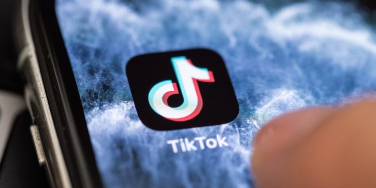 TRUMP DA ULTIMÁTUM A TIKTOK PARA VENDERSE A FIRMA DE EU
