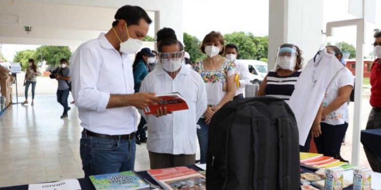 VILA DOSAL CONTINÚA RECORRIENDO EL INTERIOR DEL ESTADO PARA SUPERVISAR LA ENTREGA DE PAQUETES ESCOLARES DEL PROGRAMA «IMPULSO ESCOLAR»