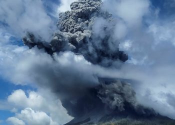 VOLCÁN INDONESIO SINABUNG EXPULSA ENORME COLUMNA DE CENIZA