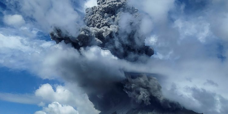 VOLCÁN INDONESIO SINABUNG EXPULSA ENORME COLUMNA DE CENIZA