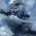 VOLCÁN INDONESIO SINABUNG EXPULSA ENORME COLUMNA DE CENIZA