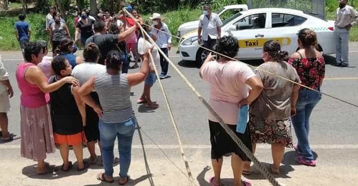 VUELVEN A BLOQUEAR CARRETERA VILLAHERMOSA-JALAPA POR FALTA DE AGUA… AHORA A LA ALTURA DE LA COLONIA AGRARIA