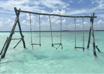 LAGUNA DE SIETE COLORES DE BACALAR RECUPERA SUS TONOS NATURALES