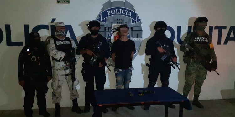 DETIENEN A MOTOCICLISTA CON UN ARMA DE FUEGO