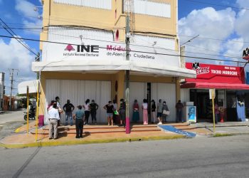 MILITANTES DE MORENA SE MANIFIESTAN OTRA VEZ EN LA JUNTA DISTRITAL DEL INE EN CHETUMAL