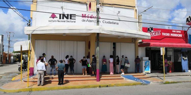 MILITANTES DE MORENA SE MANIFIESTAN OTRA VEZ EN LA JUNTA DISTRITAL DEL INE EN CHETUMAL