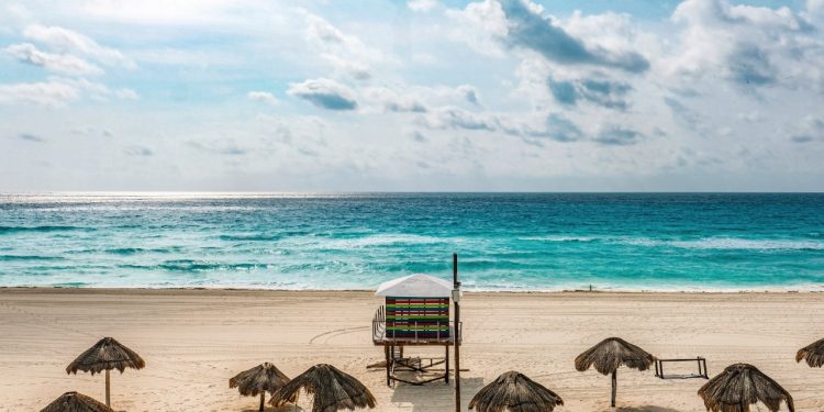 GRUPO MÁXIMO DE CINCO PERSONAS EN REAPERTURA DE PLAYAS EN CANCÚN