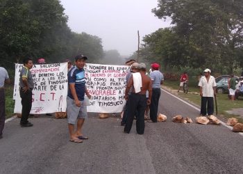 EJIDATARIOS BLOQUEAN PARCIALMENTE CARRETERA EN TIHOSUCO